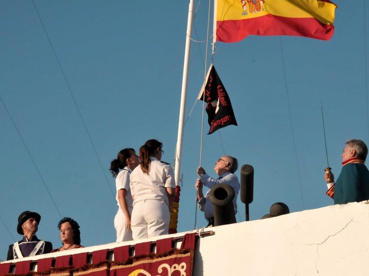 Puntales iza la Bandera en Honor a sus Voluntarios